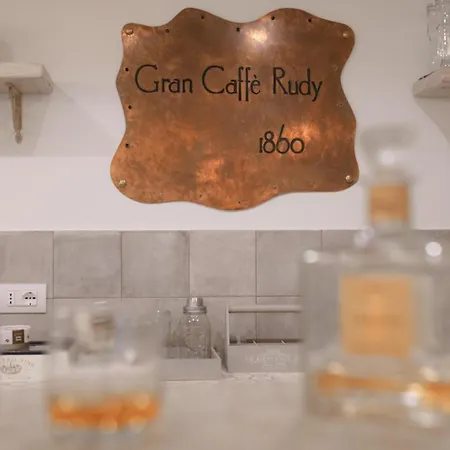 Rudy 8, Emma Villa