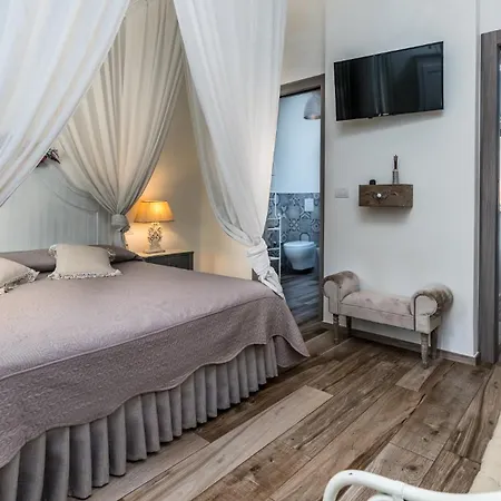 Villa Rudy 8, Emma Padresergio