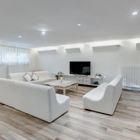Villa Rudy 8, Emma *